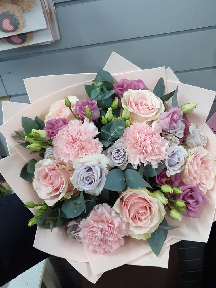 Букет цветов из: Розы, Гвоздики и Лизиантусы в Мухоршибири